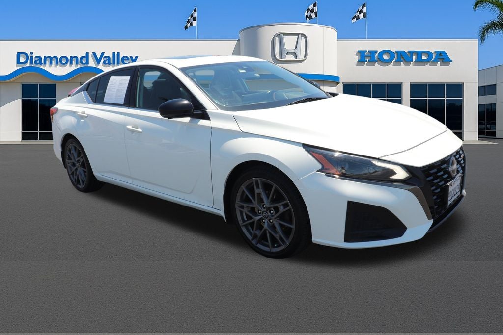 2023 Nissan Altima 2.0 SR in Pearl White Tricoat — front three-quarter view