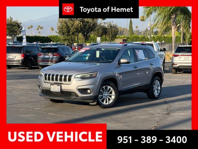 2019 Jeep Cherokee Latitude in Billet Silver Metallic Clearcoat — front three-quarter view