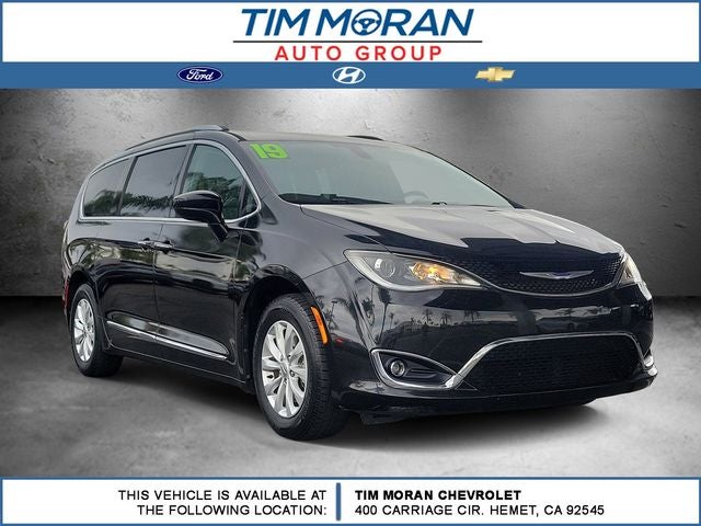 2019 Chrysler Pacifica Touring L in Brilliant Black Crystal Pearlcoat — front three-quarter view
