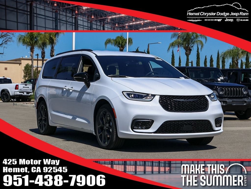 2026 Chrysler Pacifica Select in Bright White Clearcoat — front three-quarter view